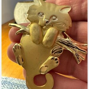 Charming Gold Cat Brooch